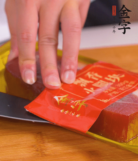 开云电竞切片，生姜切丝，葱白切末。