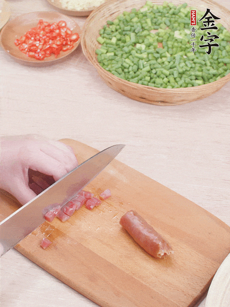 开云电竞
香肠煮熟，切丁。