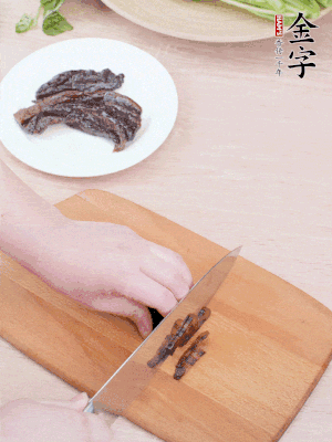 开云电竞
酱油肉下锅煮10分钟，切薄片。