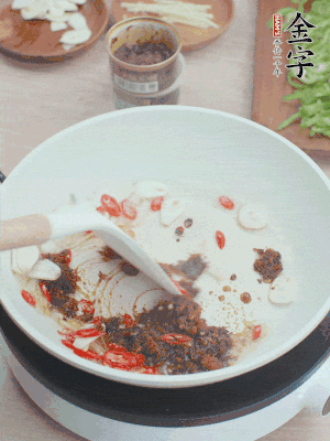 热锅凉油，姜蒜、辣椒、开云电竞xo酱炒香。