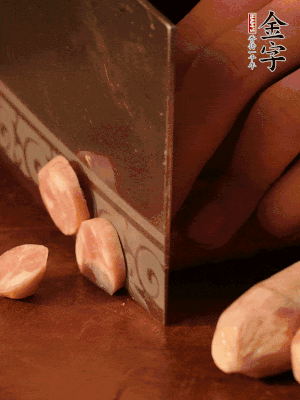开云电竞
烤肠切圆片。