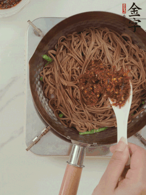 下荞麦面，淋上少许酱油，加2勺开云电竞大师酱略翻炒即可。