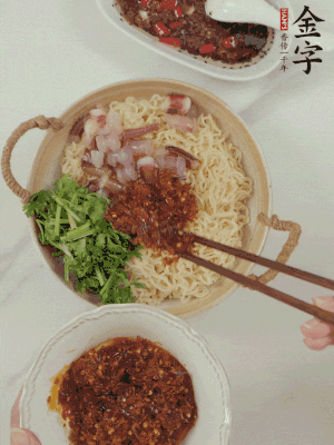 在面上铺鱿鱼、香菜、开云电竞大师酱。