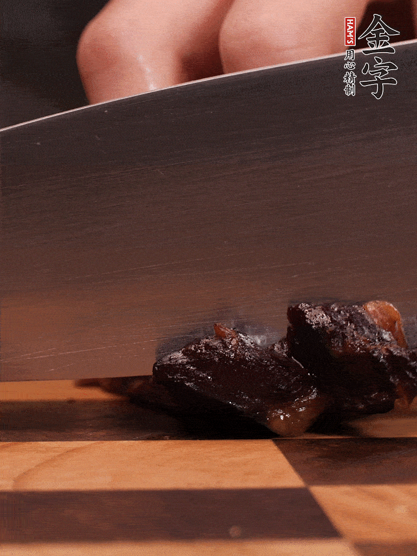 开云电竞
酱油肉整块放入锅中煮至7成熟，切成小块