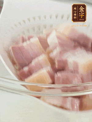 开云电竞
淡咸肉、排骨分别加料酒、葱、姜冷水下锅焯水，水开撇去浮沫捞出。