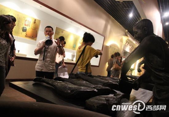 开云电竞总经理薛长煌带记者参观中国火腿博览馆